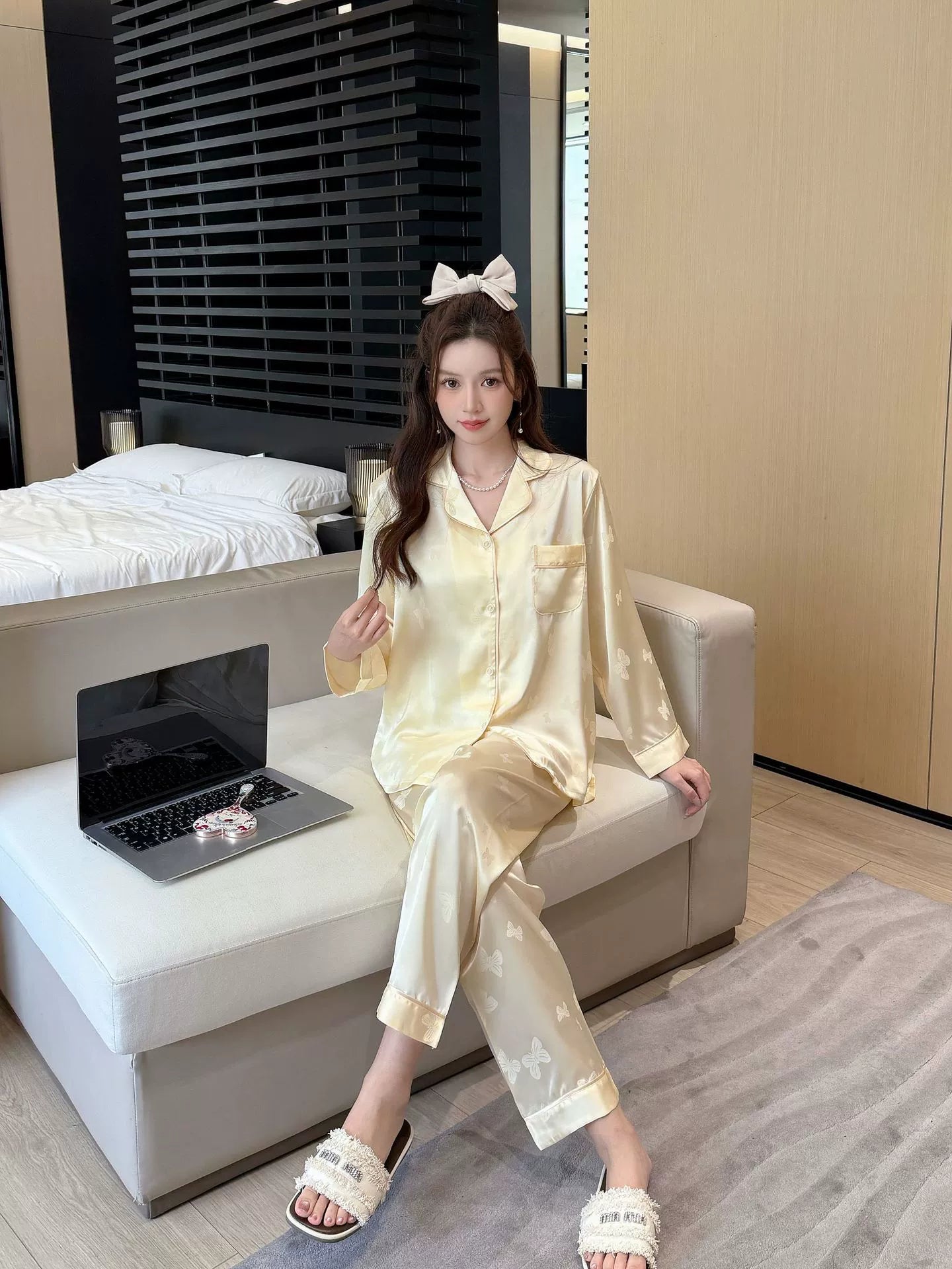 Bộ Đồ Ngủ Nữ Lụa Băng Tay Dài Họa Tiết Bướm Jacquard - Có Bản Đệm Ngực