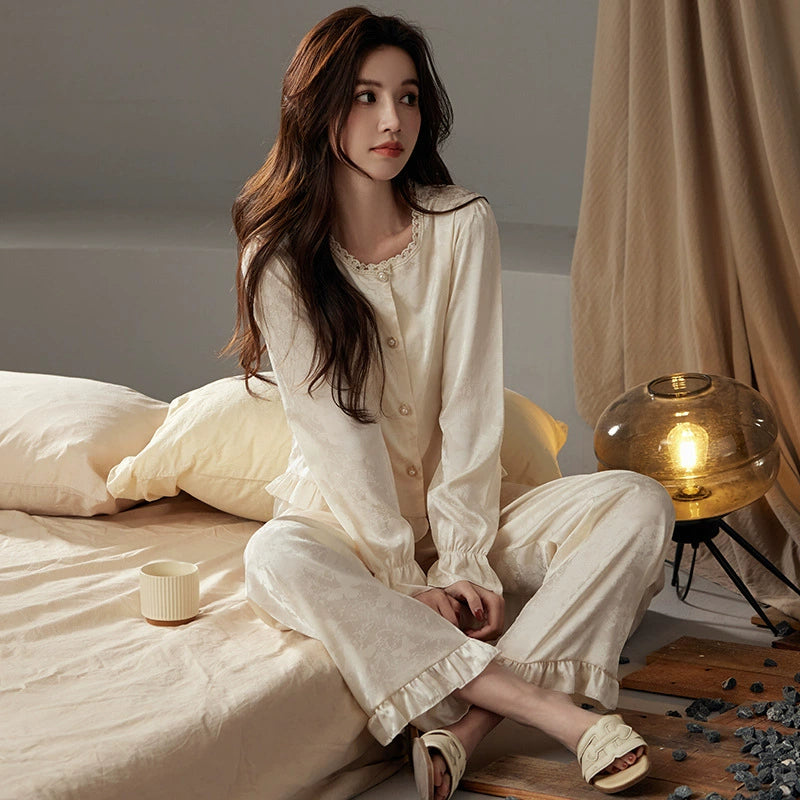 Bộ Đồ Ngủ Pijama Nữ Lụa Băng Dệt Hoa Văn Bướm Kiểu Pháp - Áo Cổ Tròn Viền Ren Dài Tay Phối Quần Dài, Trắng Sữa