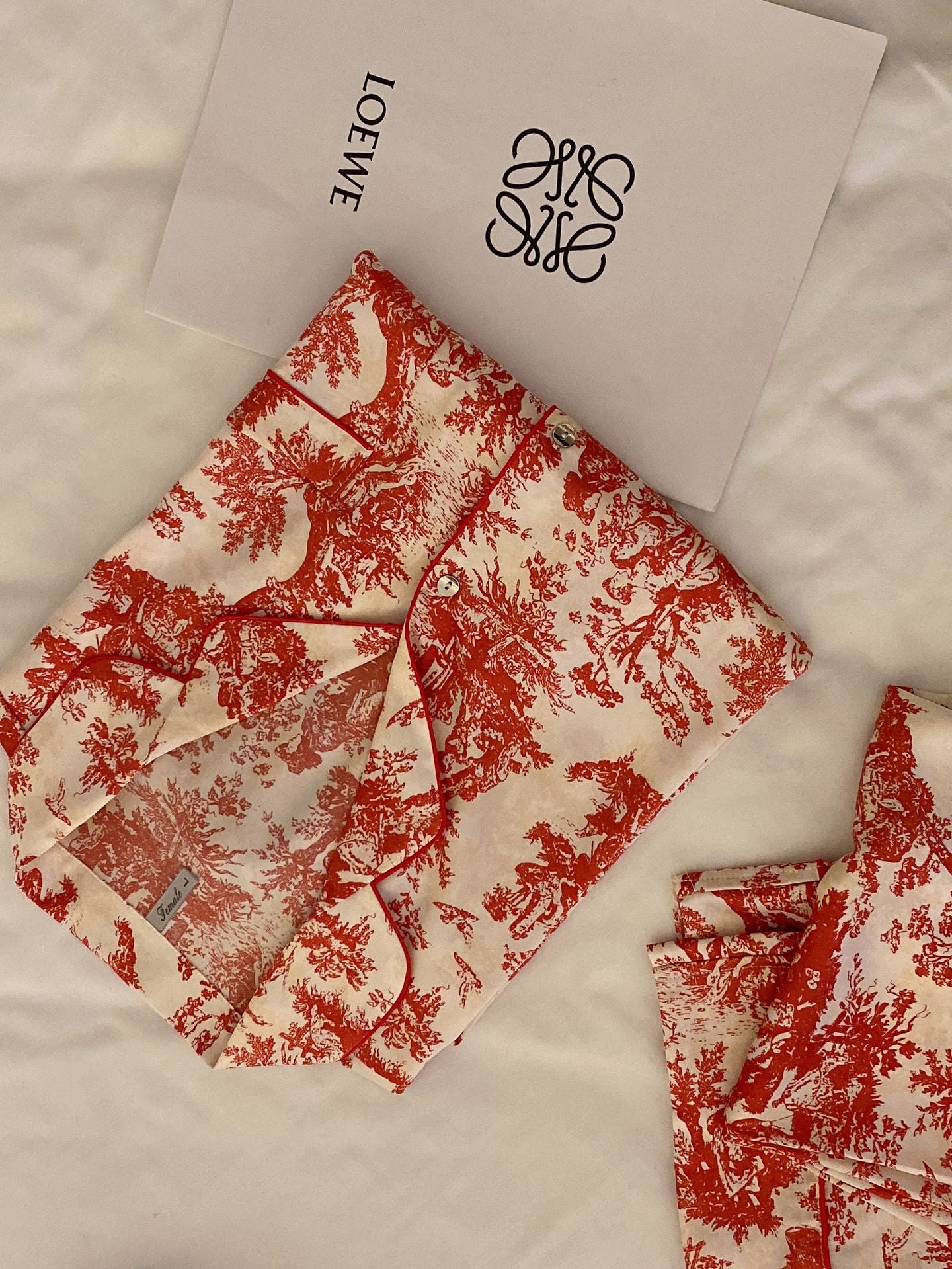 Đồ ngủ Pijama lụa xước hàng hiệu cộc tay Họa tiết sơn dầu đỏ DN406240