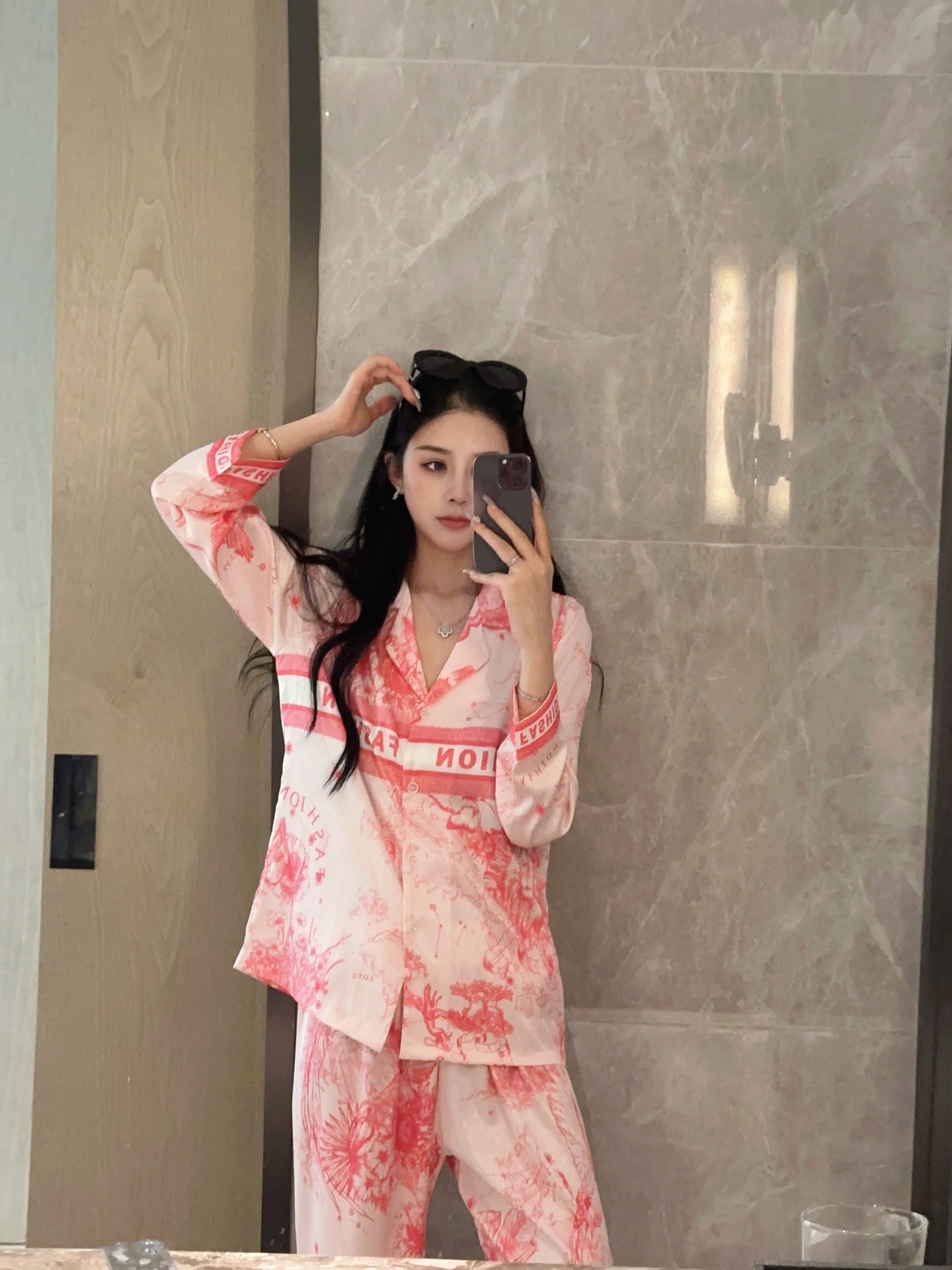 Đồ ngủ Pijama lụa xước hàng hiệu cộc tay màu hồng loang DN404240