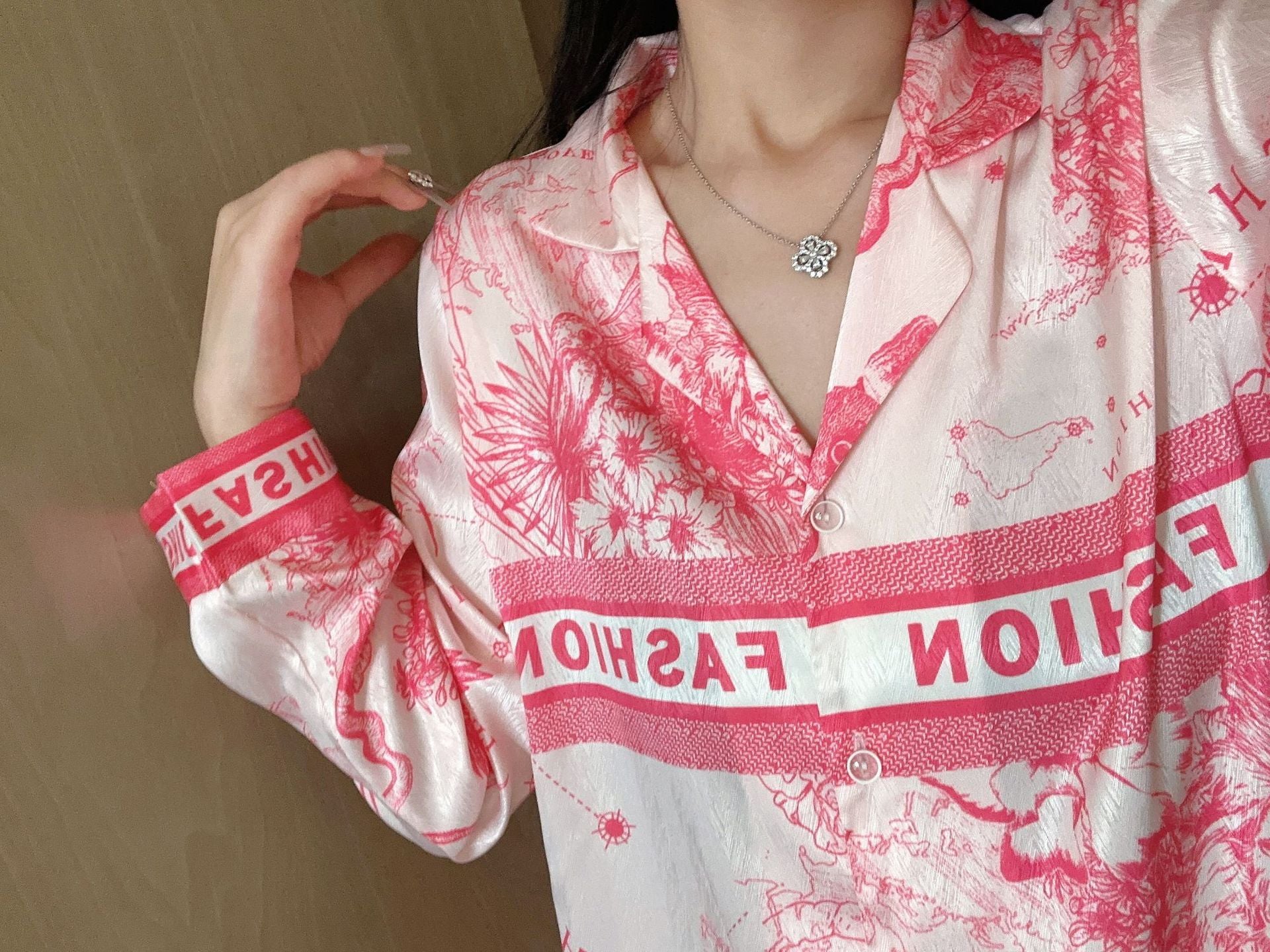 Đồ ngủ Pijama lụa xước hàng hiệu cộc tay màu hồng loang DN404240
