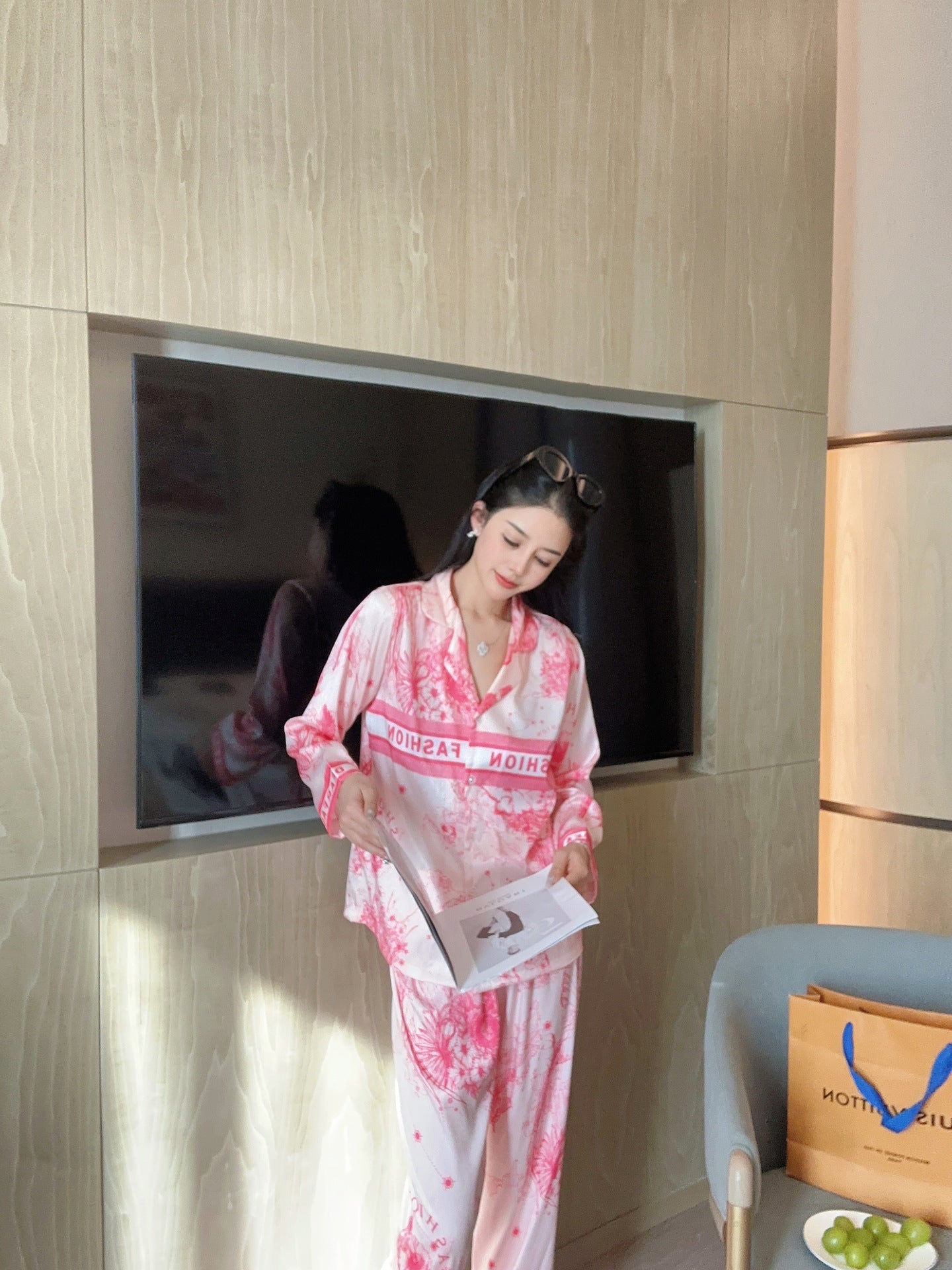 Đồ ngủ Pijama lụa xước hàng hiệu cộc tay màu hồng loang DN404240