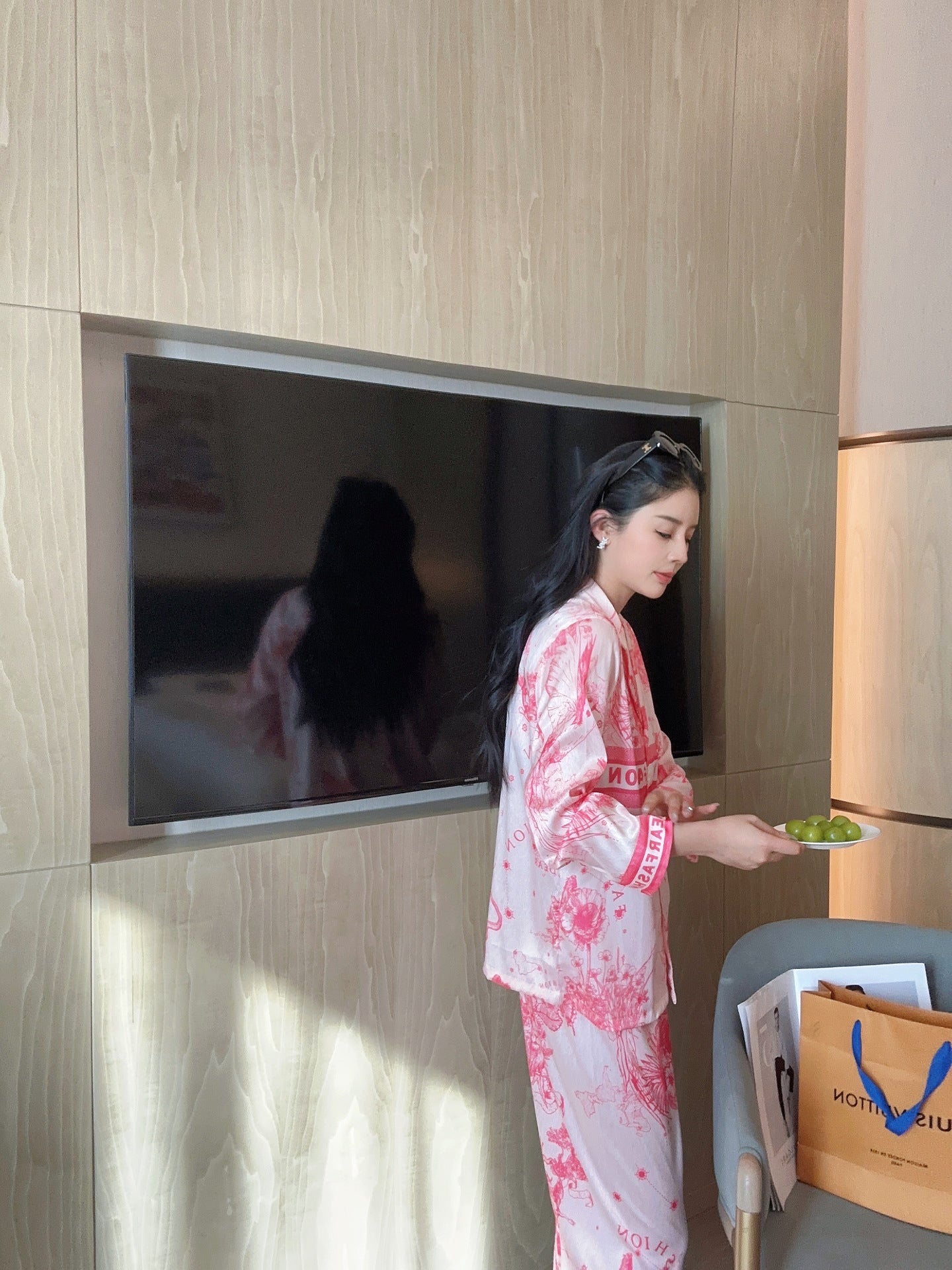 Đồ ngủ Pijama lụa xước hàng hiệu cộc tay màu hồng loang DN404240