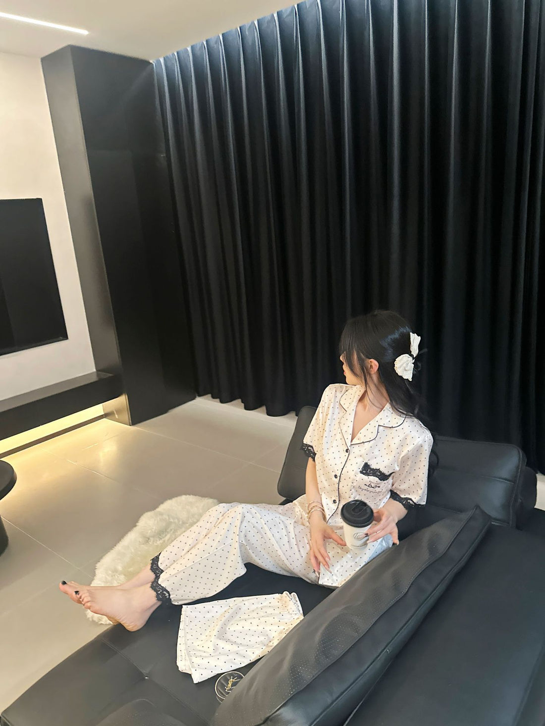 Đồ ngủ Pijama lụa xước hàng hiệu cộc tay viền ren chấm bi DN412240