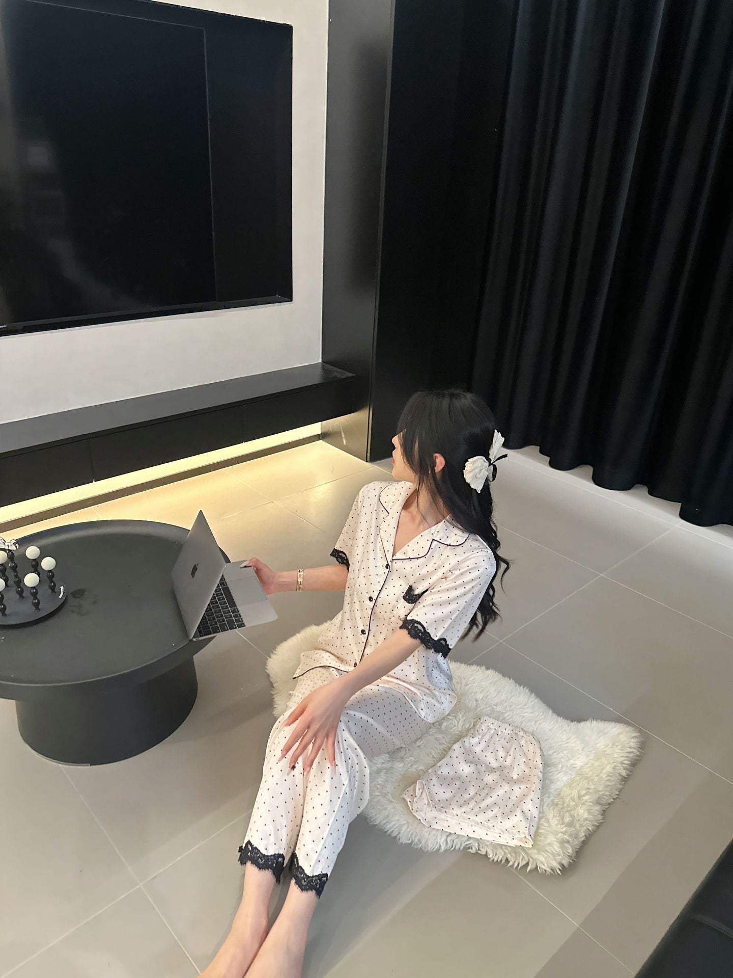 Đồ ngủ Pijama lụa xước hàng hiệu cộc tay viền ren chấm bi DN412240
