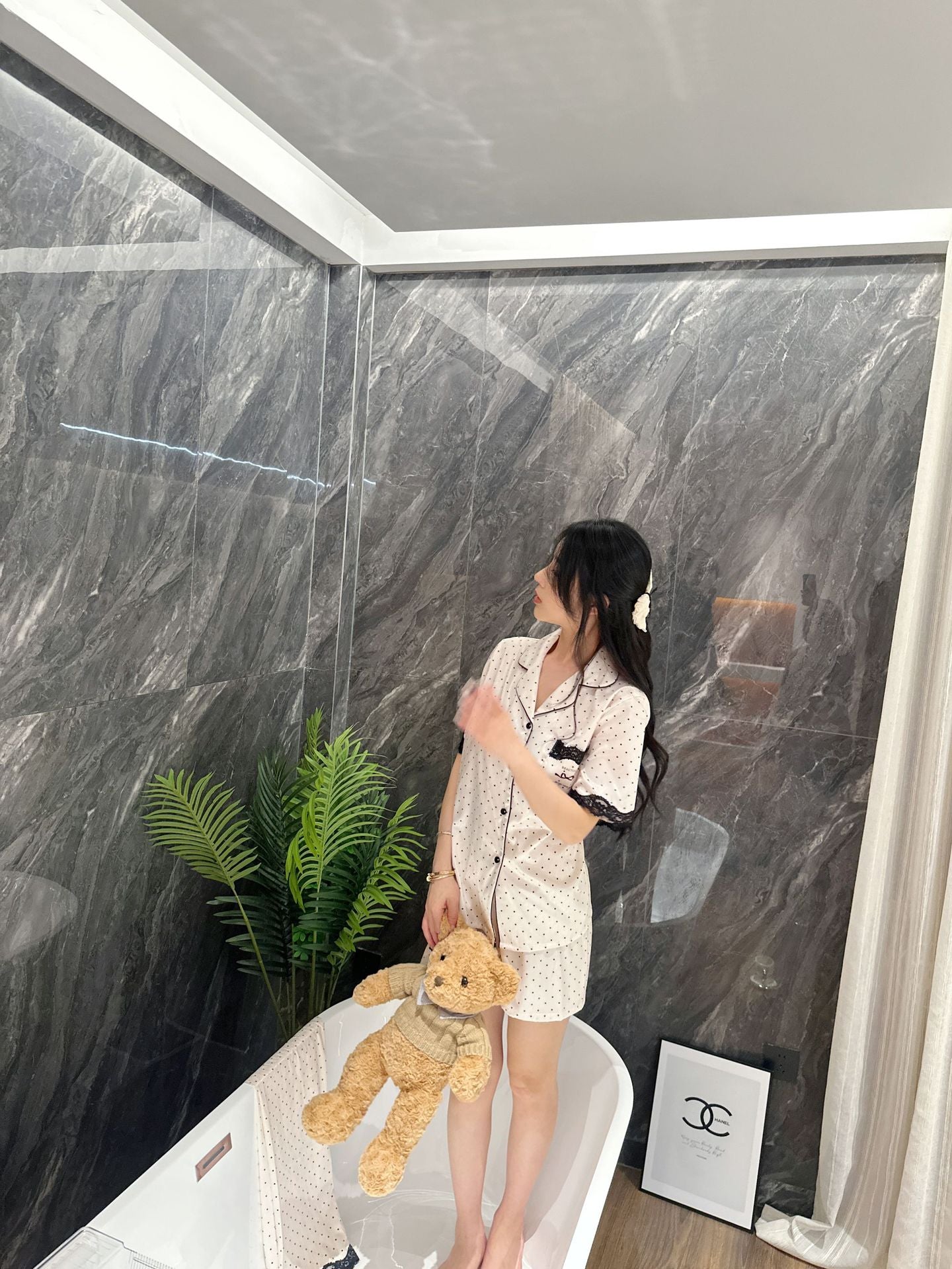Đồ ngủ Pijama lụa xước hàng hiệu cộc tay viền ren chấm bi DN412240