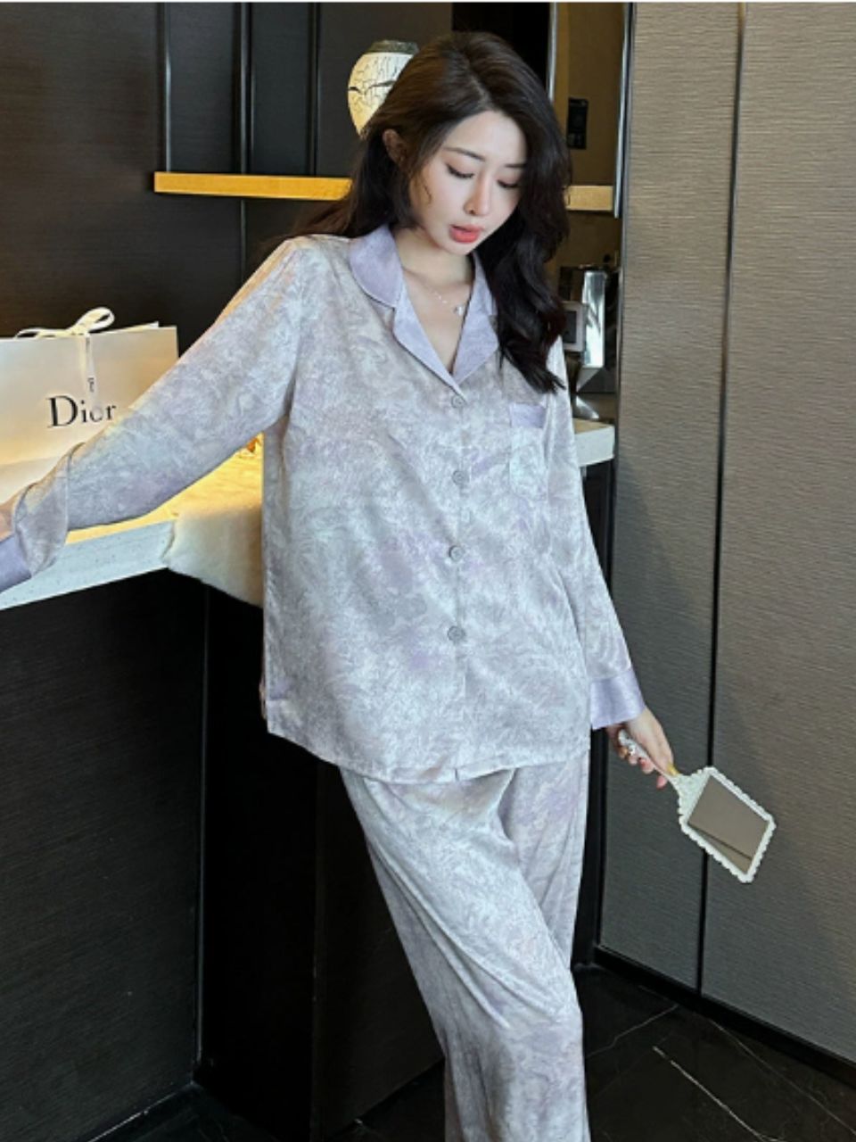 Bộ đồ ngủ cao cấp nữ, vải satin lụa lạnh, dài tay in họa tiết tím, khí chất, mặc nhà sang trọng DN165250